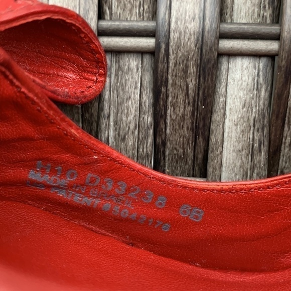 COLE Haan Nike Air Red Paisley Embossed Peep Toe Pumps with Bow - Picture 16 of 16